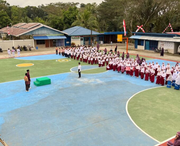 Semangat Kemerdekaan di Tengah Hujan, Sekolah Integral Hidayatullah Timika Gelar Upacara HUT RI ke-81